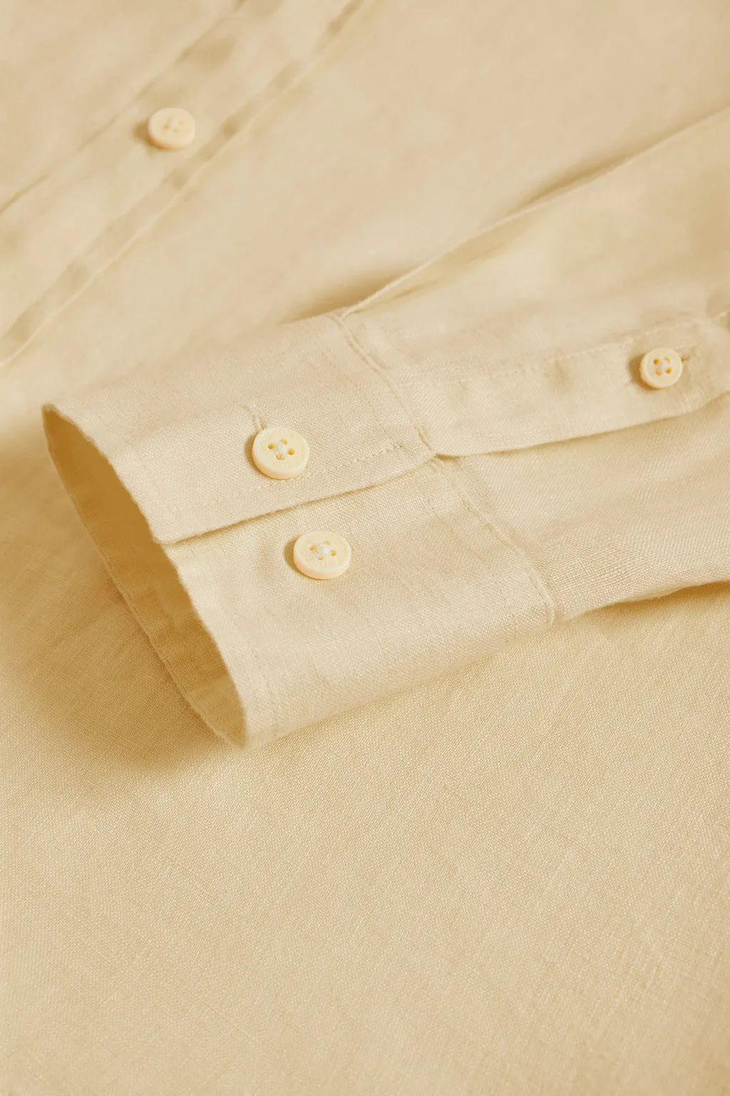 Camisa de lino beige con cuello mao y logo bordado