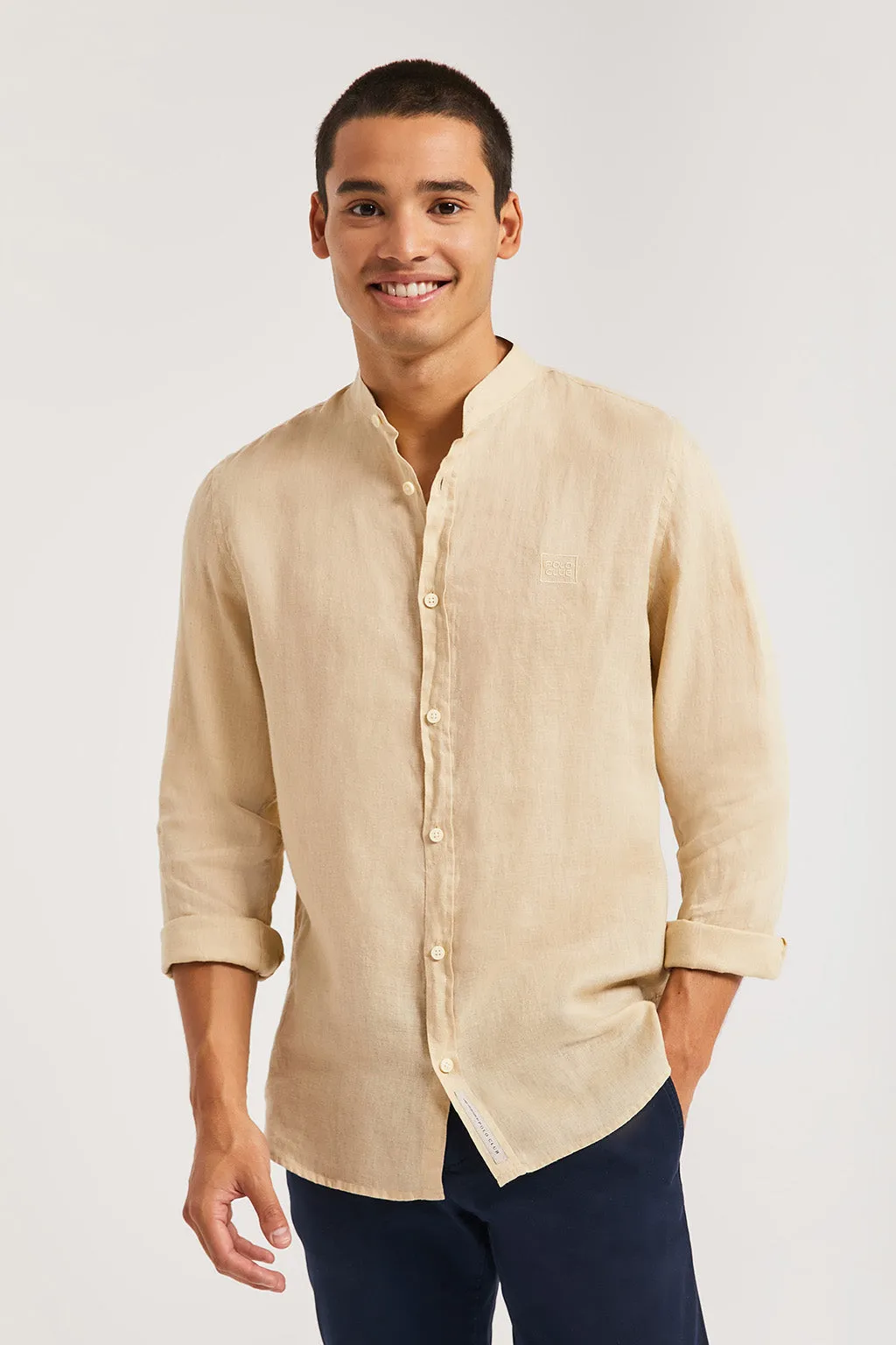 Camisa de lino beige con cuello mao y logo bordado