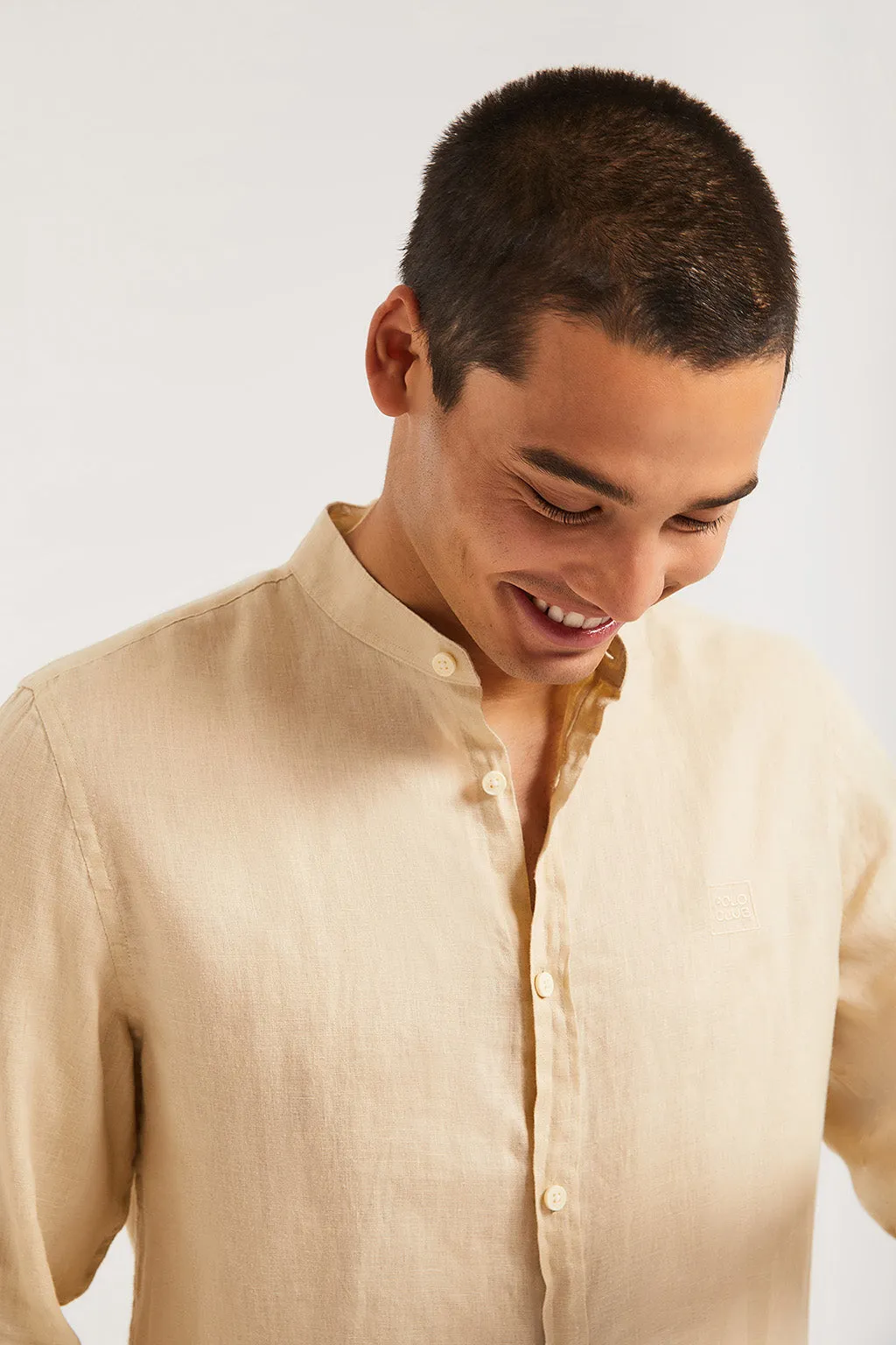 Camisa de lino beige con cuello mao y logo bordado