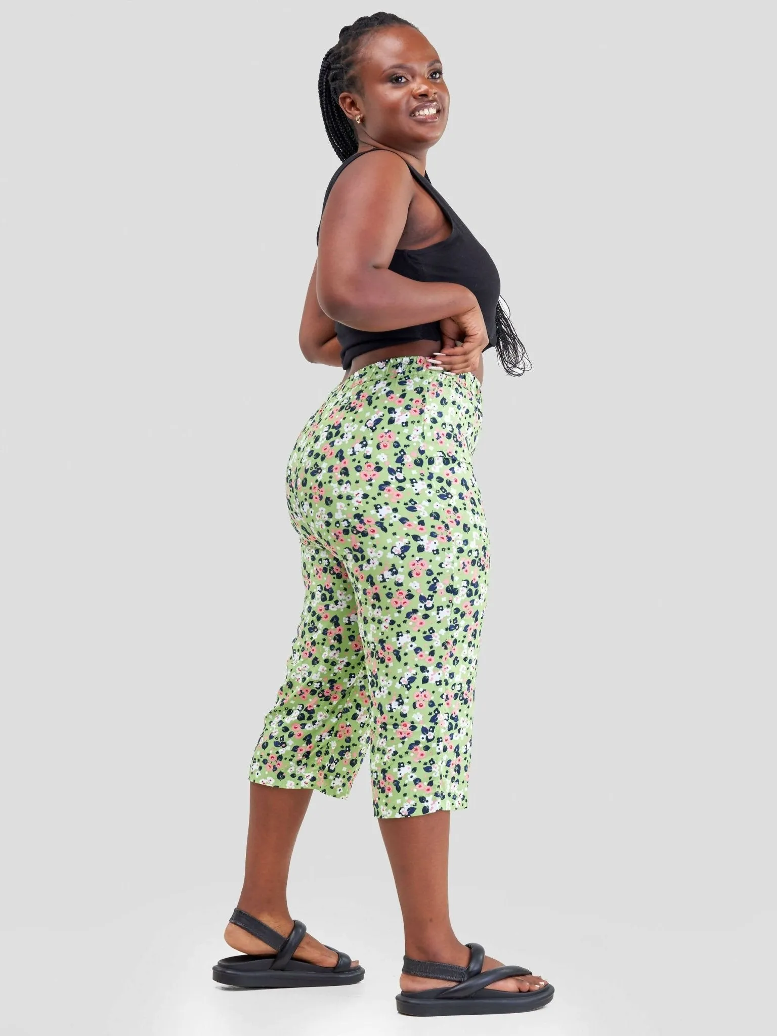 Hessed Flowered Capri Pants - Green