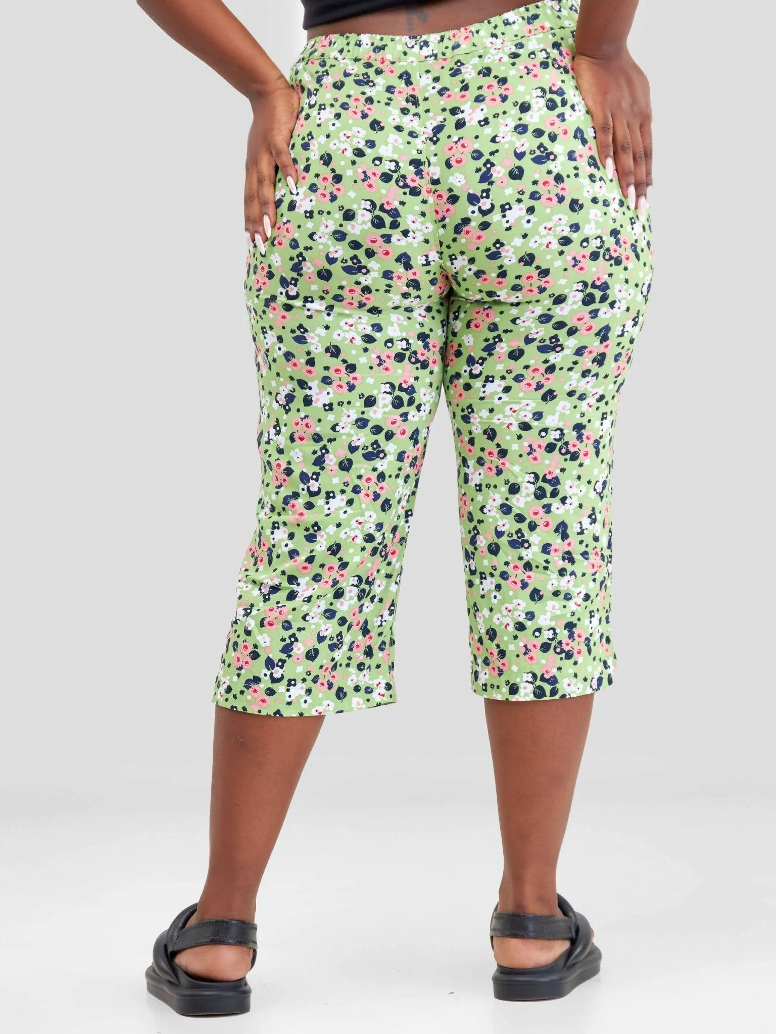 Hessed Flowered Capri Pants - Green